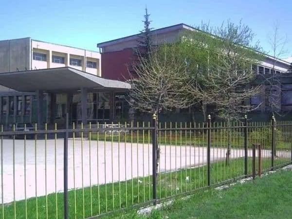Treći dan bez lož ulja: Nikšićki srednjoškolci ponovo u jaknama prate nastavu