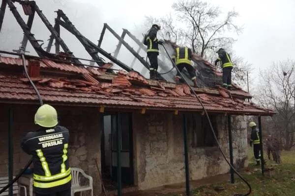 Požar na kući u Gornjem Polju