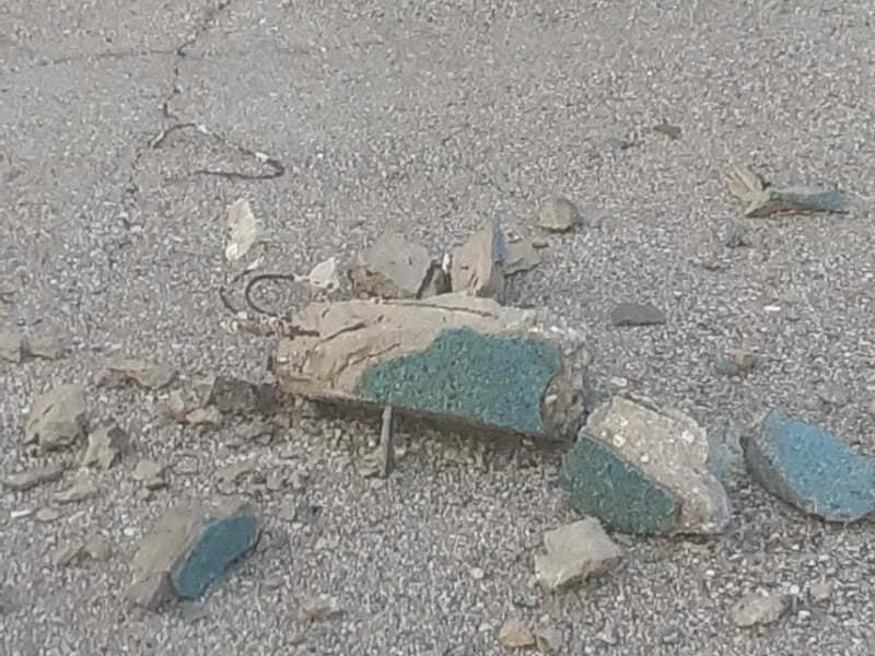 ČITAOCI ŠALJU: Otpao dio fasade sa solitera u Kvartu iza bolnice