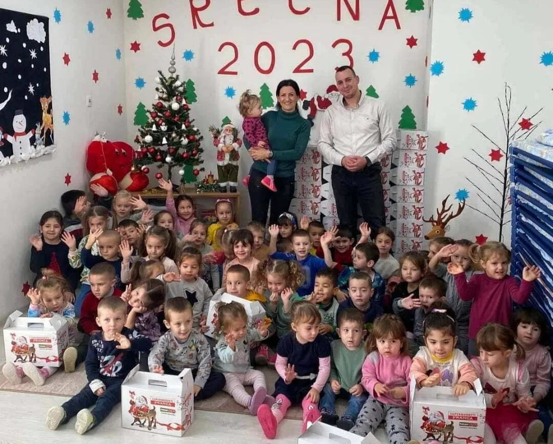 MZ Vidrovan obradovala mališane novogodišnjim poklonima