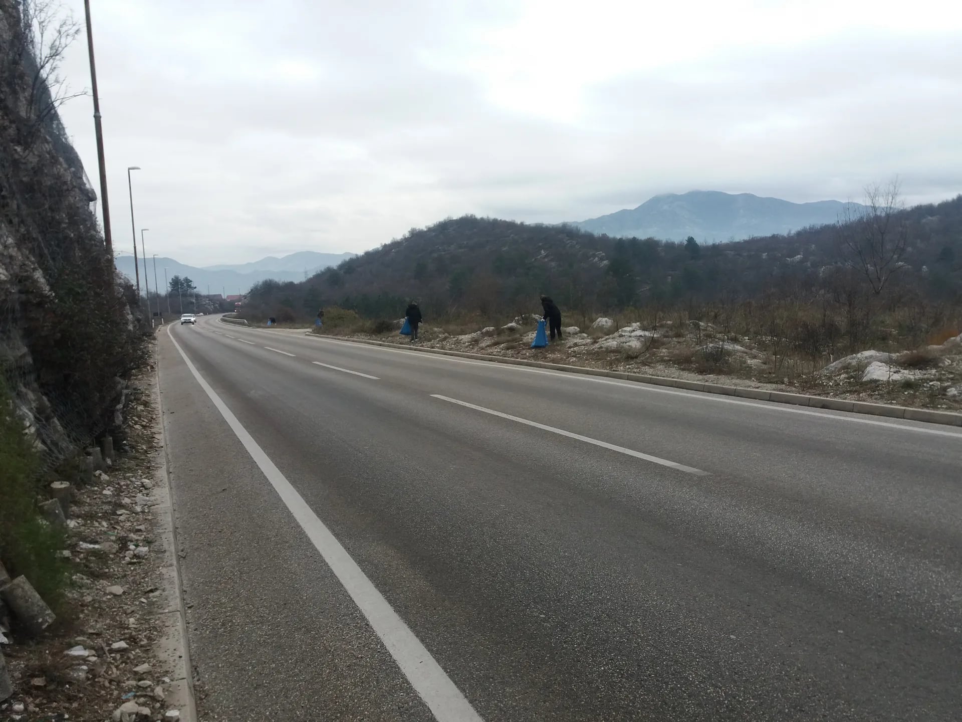 Volonteri DMEN-a uklanjali otpad duž saobraćajnice