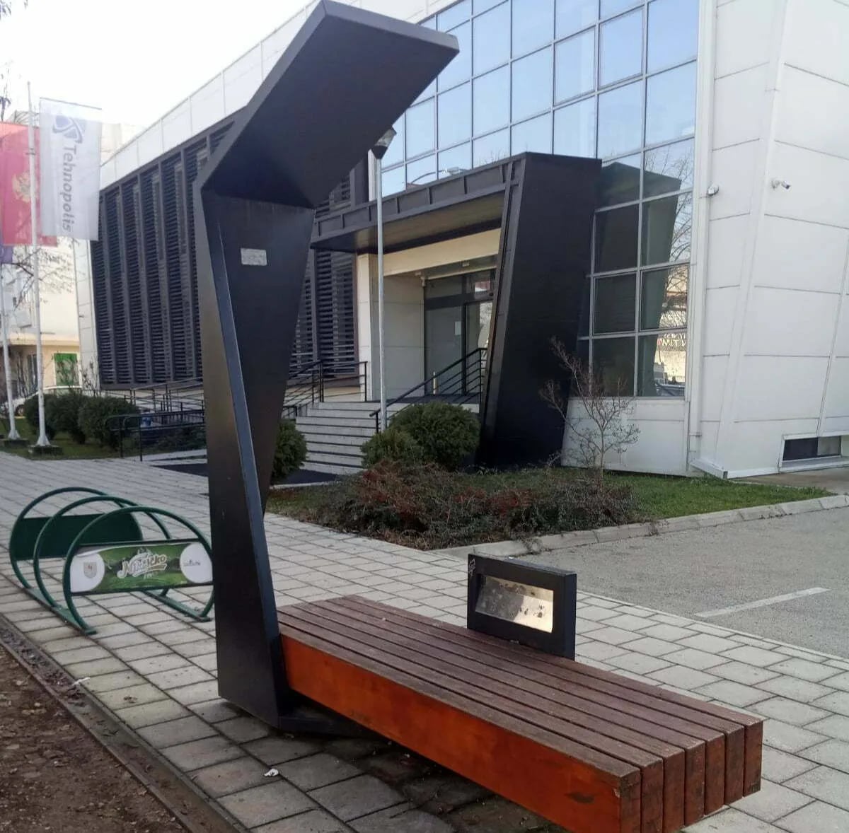 ČITAOCI ŠALJU: Godinama bez popravke "pametne klupe"