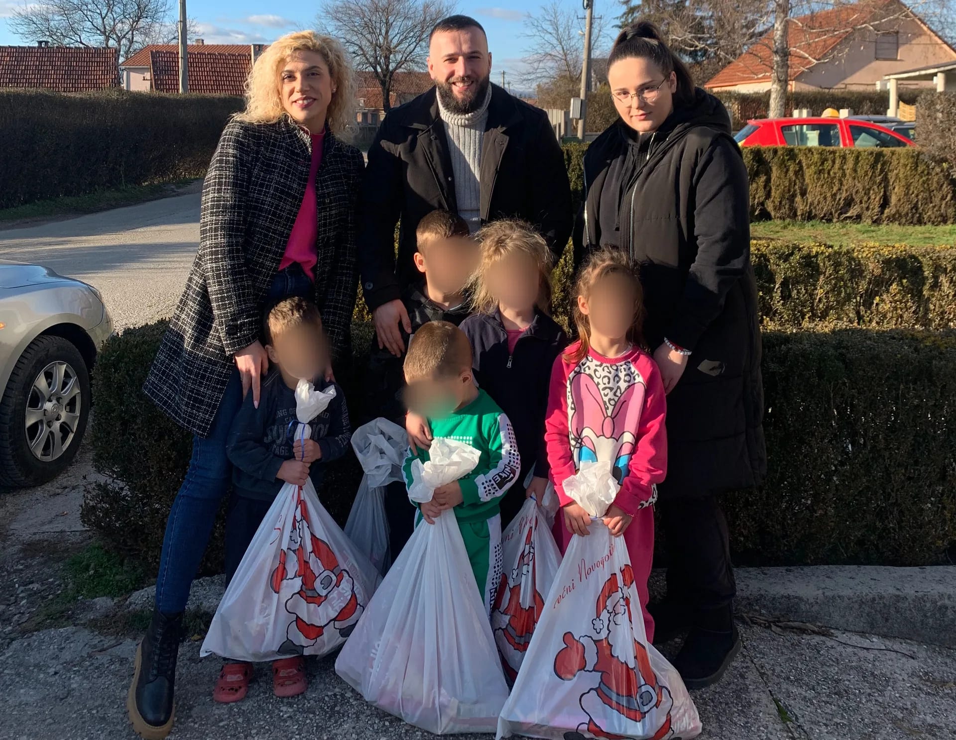 Članovi Kluba mladih NSD Nikšić podijelili 150 božićnih paketića