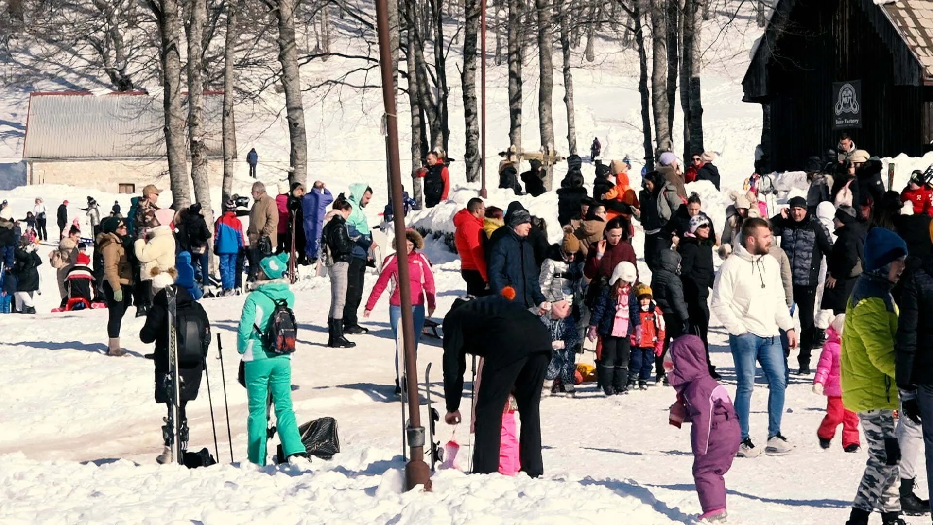 FOTO: Ski-centar Vučje preplavili posjetioci
