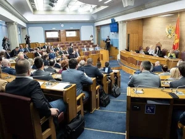 Plata veća od 2.000 za 22 poslanika