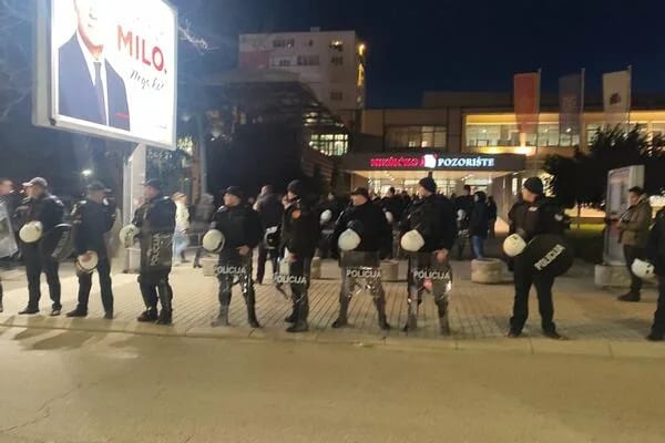 Grupa građana negodovala zbog promocije Milatovića u Nikšiću, razišli se nakon njegovog ulaska u Nikšićko pozorište