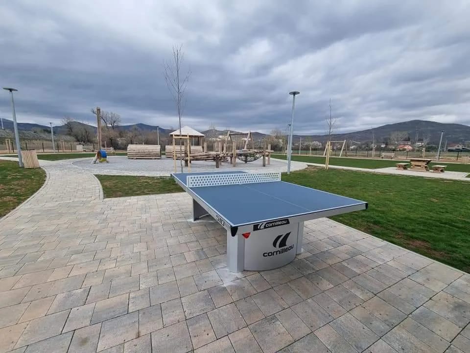 U novoizgrađenoj park-oazi pored Krupca postavljena dva stola za stoni tenis