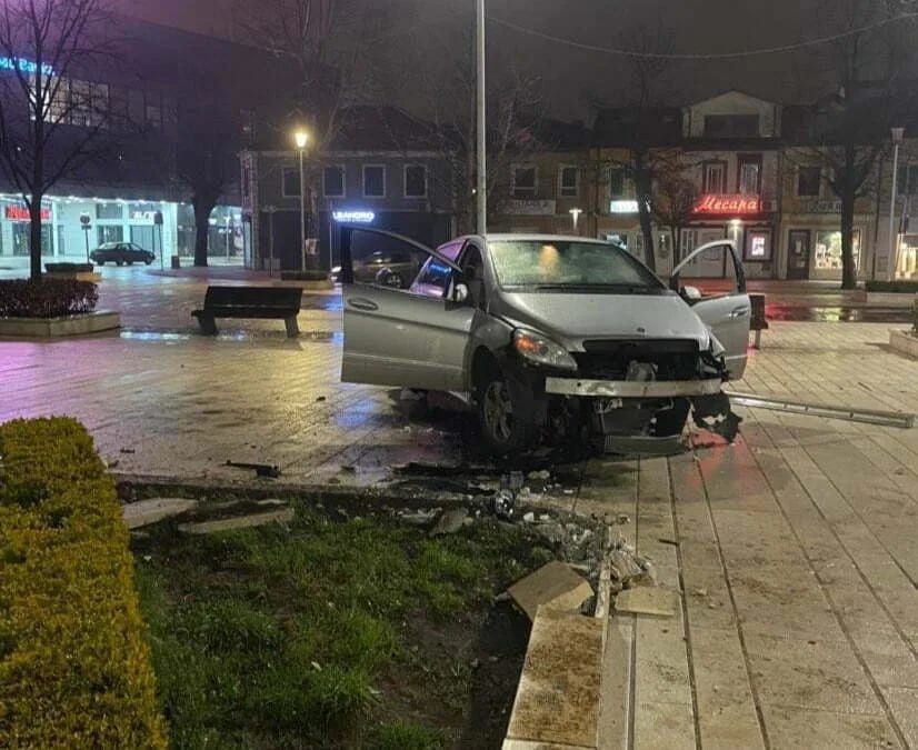 FOTO: Može li nas iznenaditi još šta u Nikšiću, saobraćajna nezgoda nasred trga