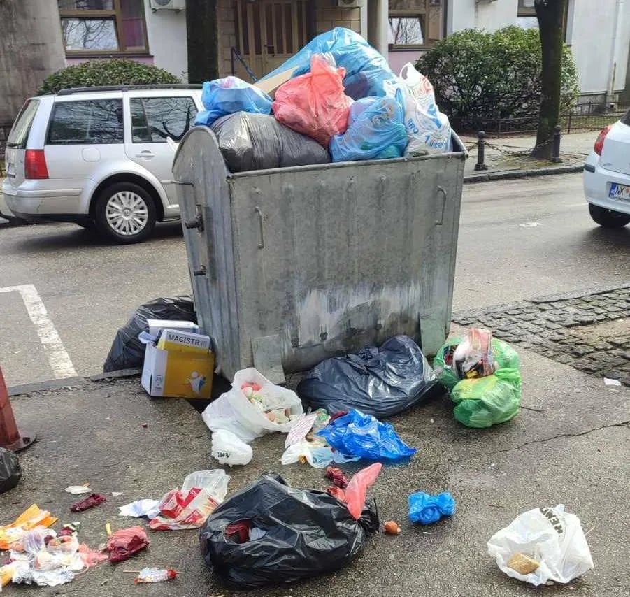 ČITAOCI ŠALJU: Pun kontejner i nered u okolini