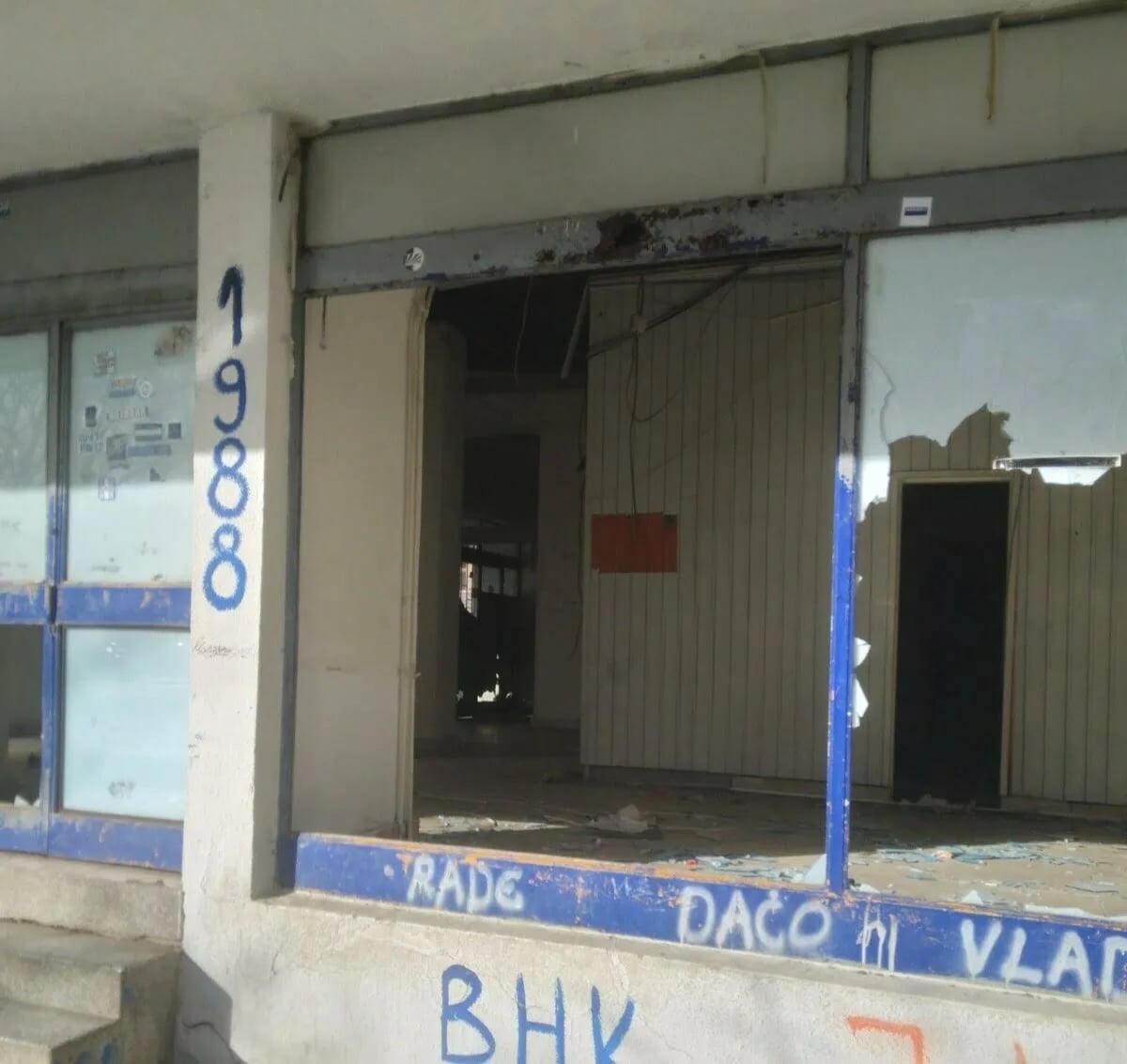 ČITAOCI ŠALJU: Ruinirani prostor na Šetalištu Alekse Backovića opasnost za djecu