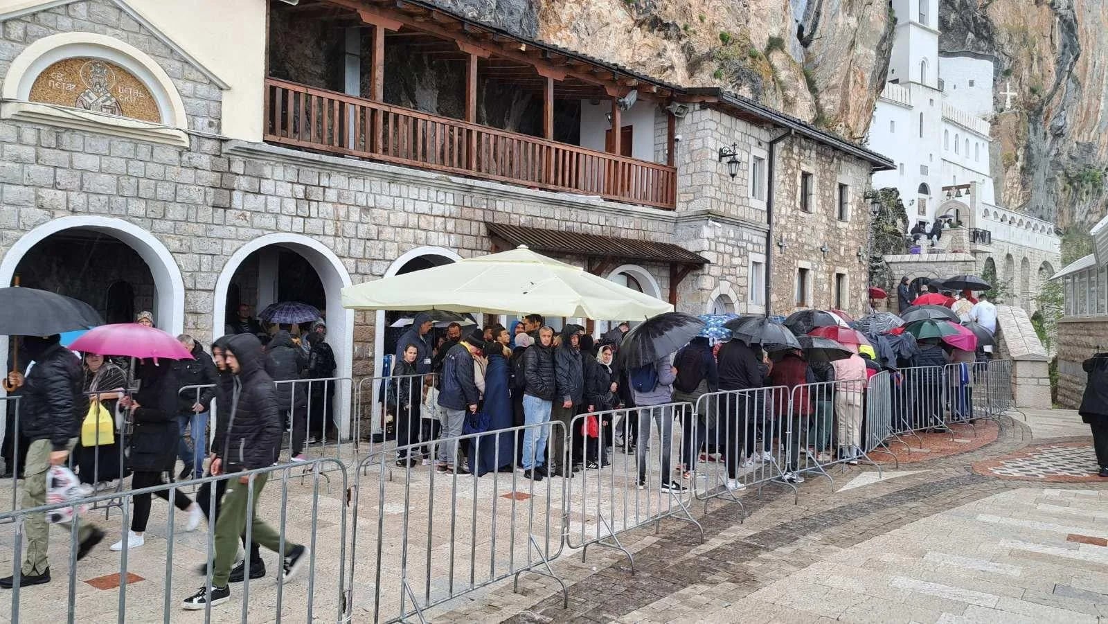 Veliki broj vjernika pod Ostrogom