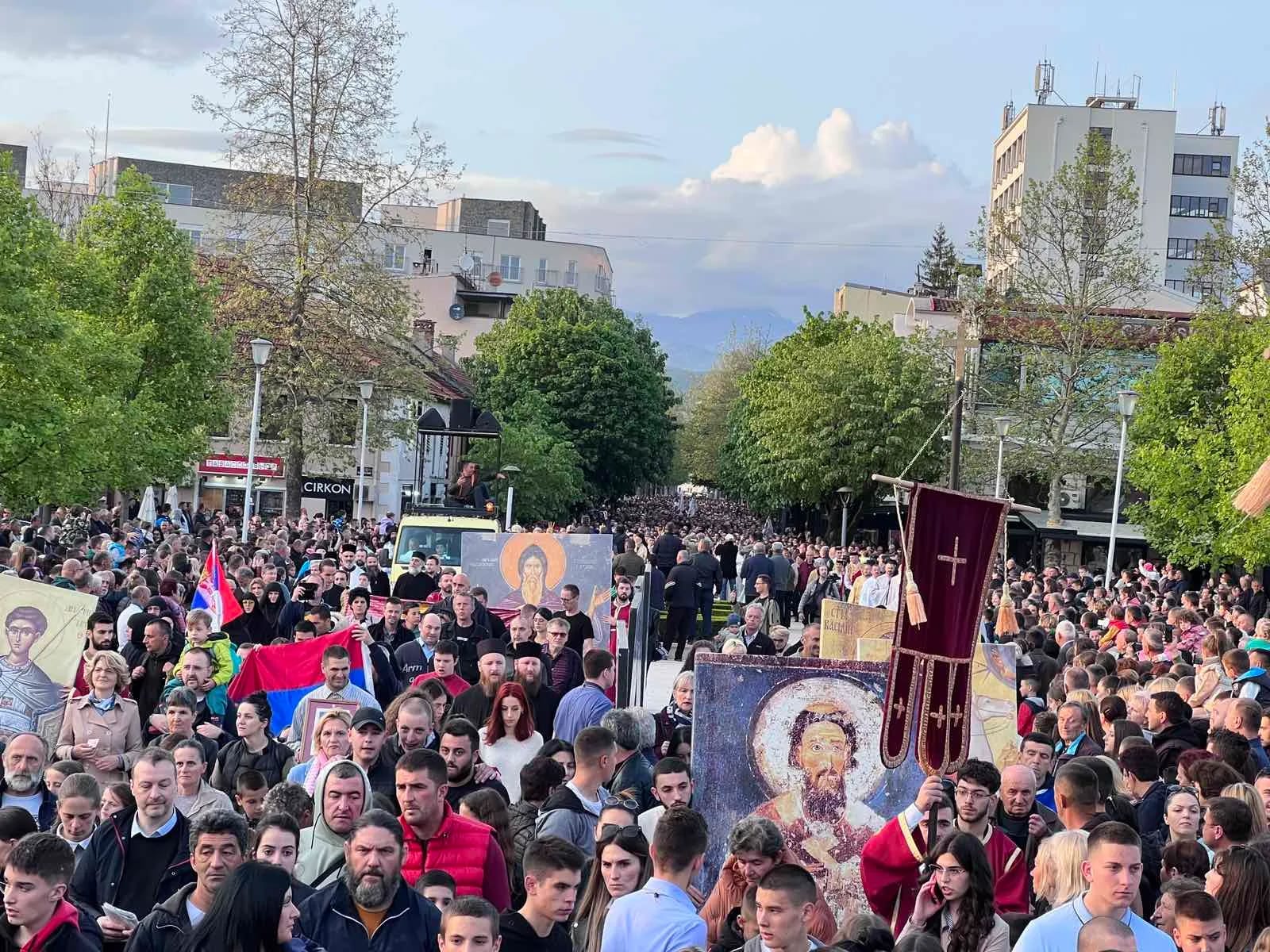 FOTO: Litija ulicama Nikšića povodom praznika Svetog Vasilija Ostroškog