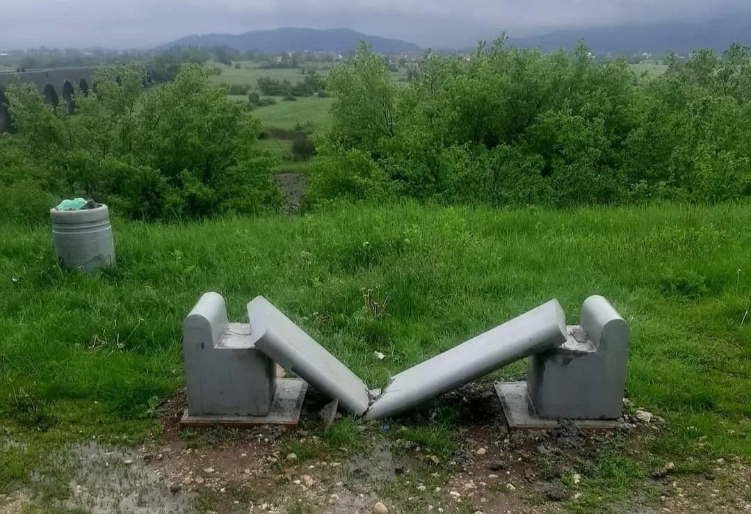 Opština Nikšić saniraće polomljene klupe kod Carevog mosta