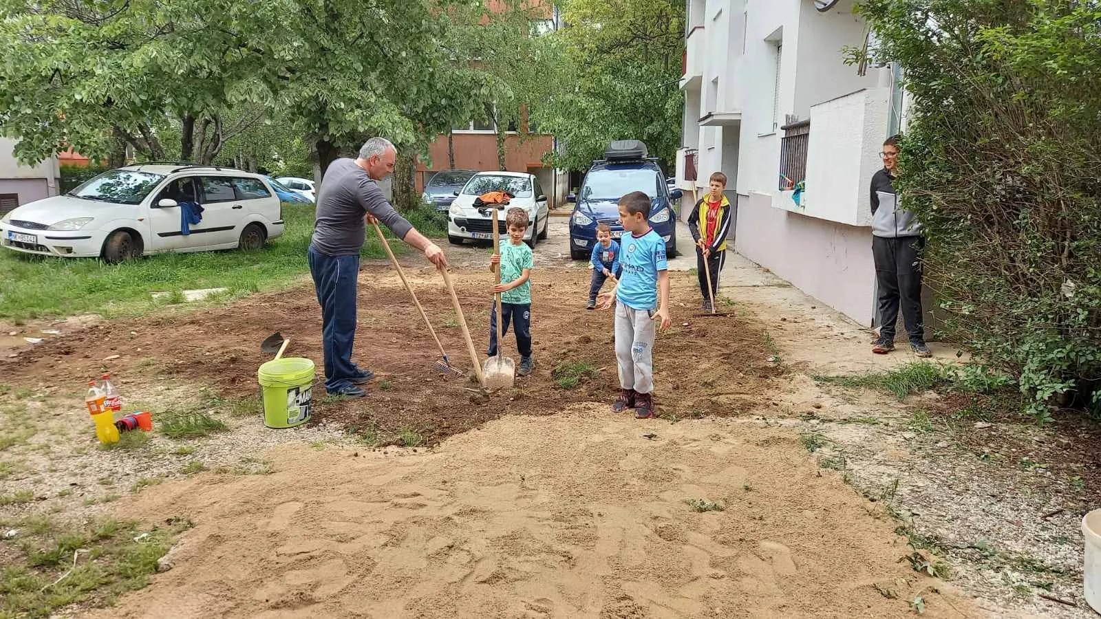 Radna akcija u Ulici Baja Pivljanina, pomagali mališani