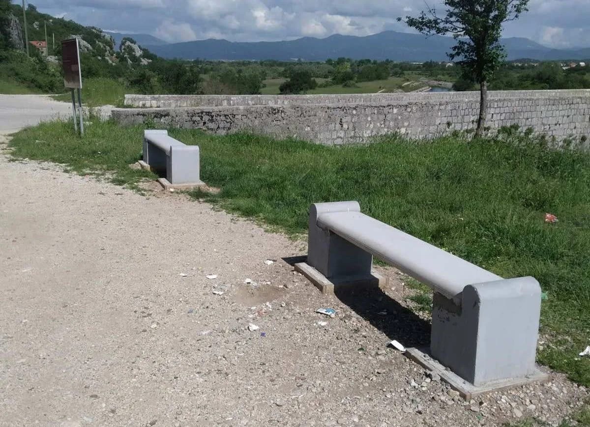Obnovljene klupe kod Carevog mosta