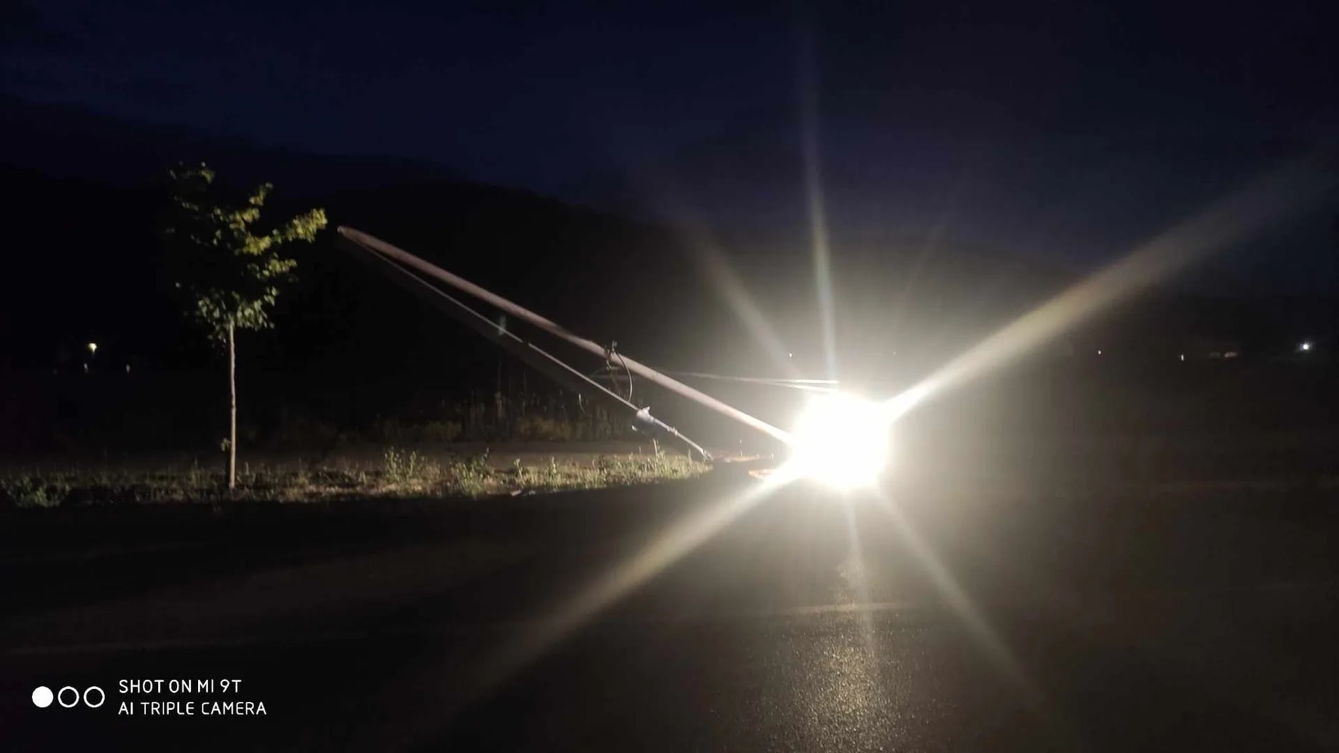 ČITAOCI ŠALJU: Oboren stub od ulične rasvjete