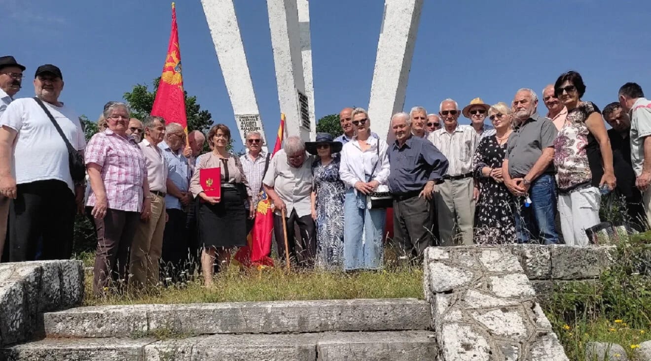 Članovi UBNOR-a i antifašista Nikšić položili cvijeće na spomenik na Kapinom Polju