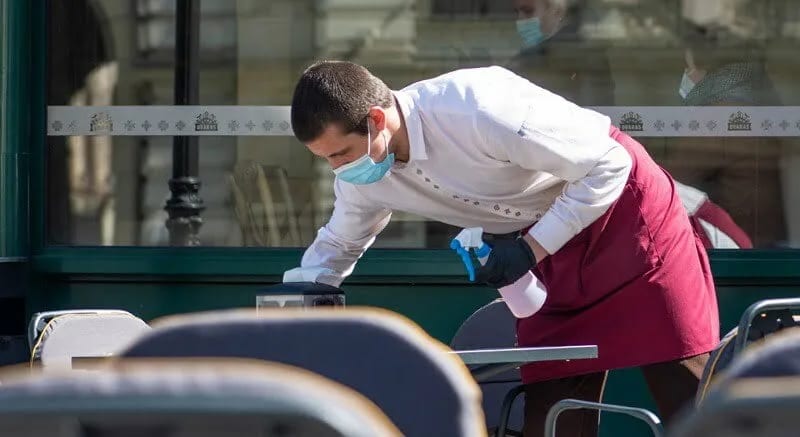 Oko 77% zaposlenih radi u uslužnim djelatnostima