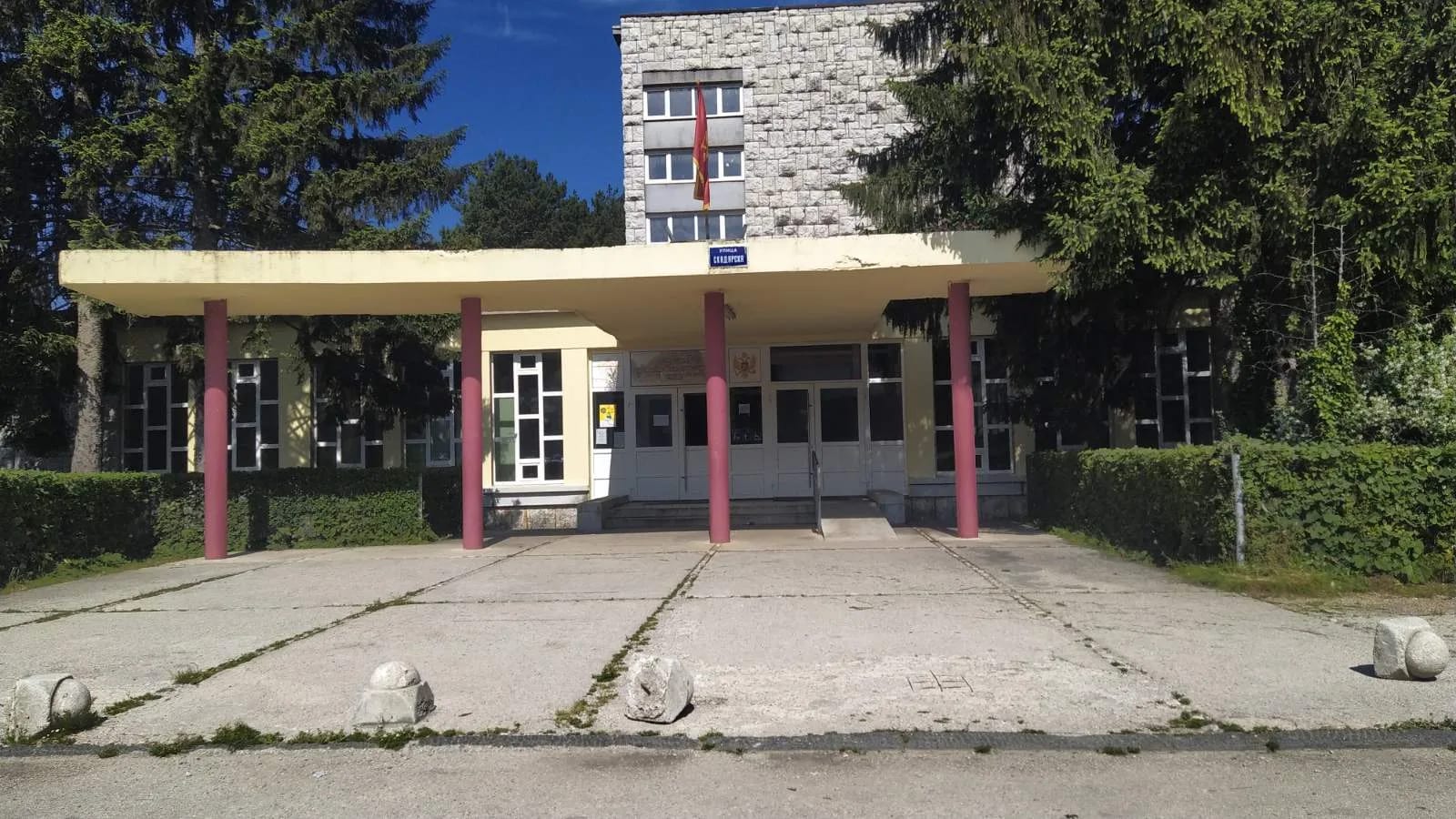 Opet dojave o bombama u školama, nastava danas onlajn