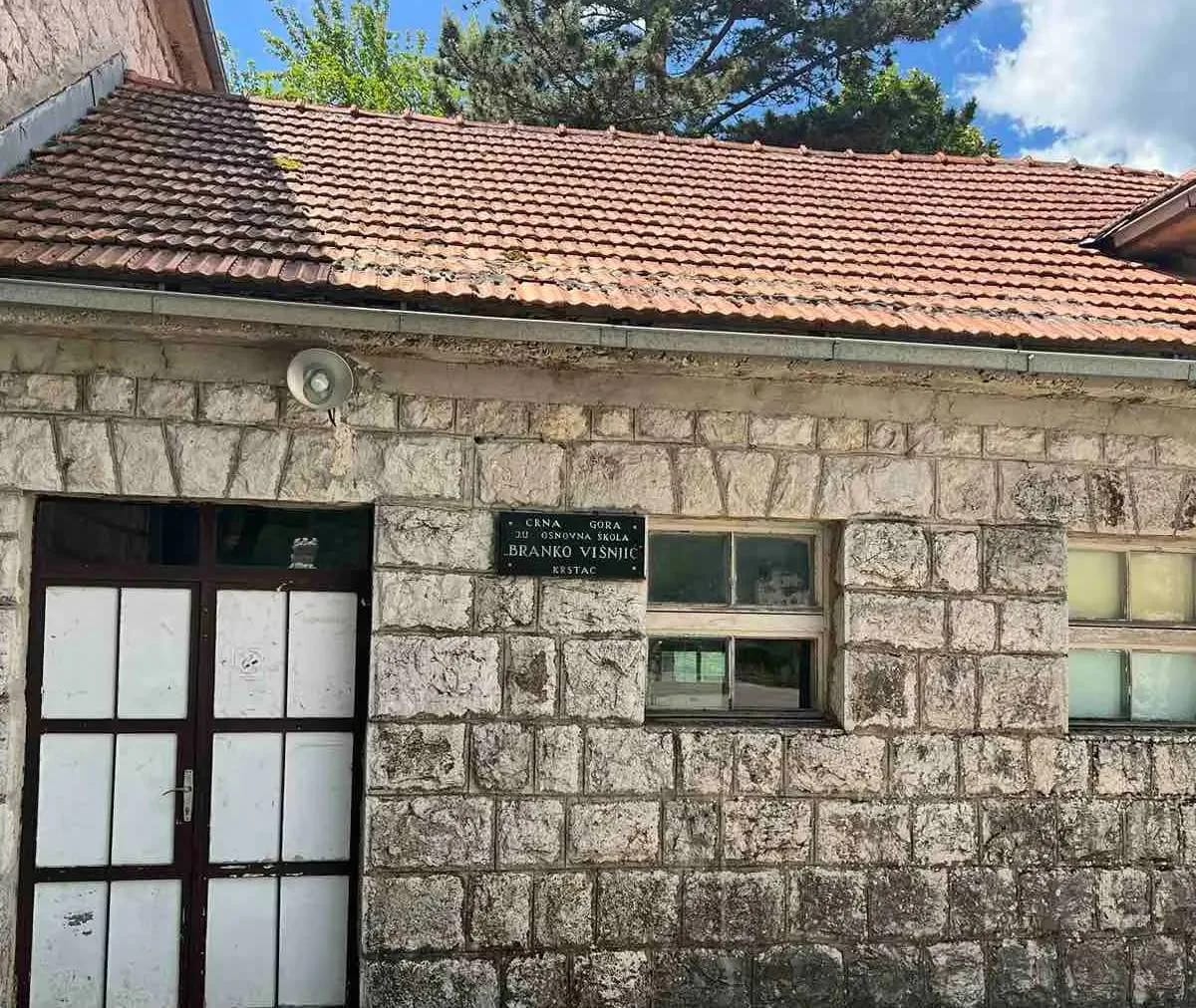Rekonstrukcija krova OŠ "Branko Višnjić" do početka školske godine