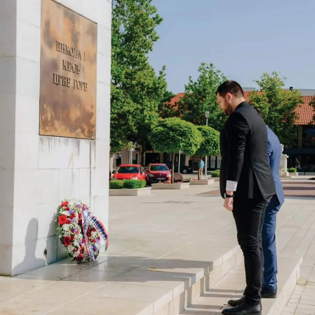 Identifikovana osoba koja je bacila u kontejner vijenac Marka Kovačevića, podnijeće prekršajnu prijavu
