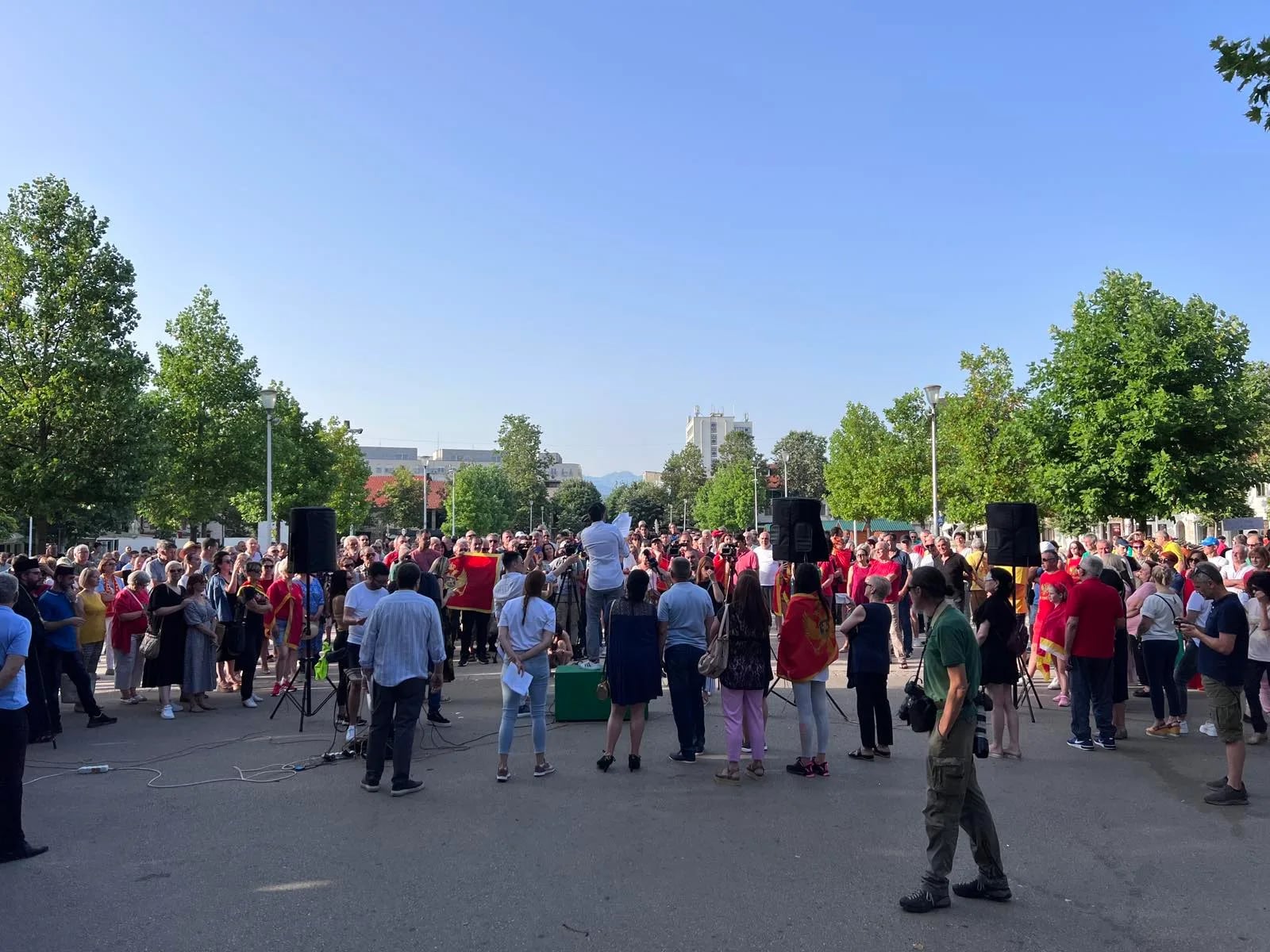 Grupa građana na nikšićkom Trgu slobode organizovala proslavu 13. jula