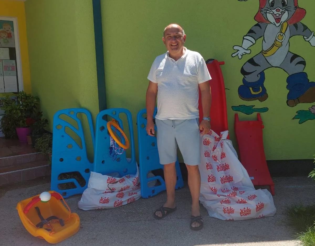 Radulović donirao mobilijar vrtiću "Mačak"