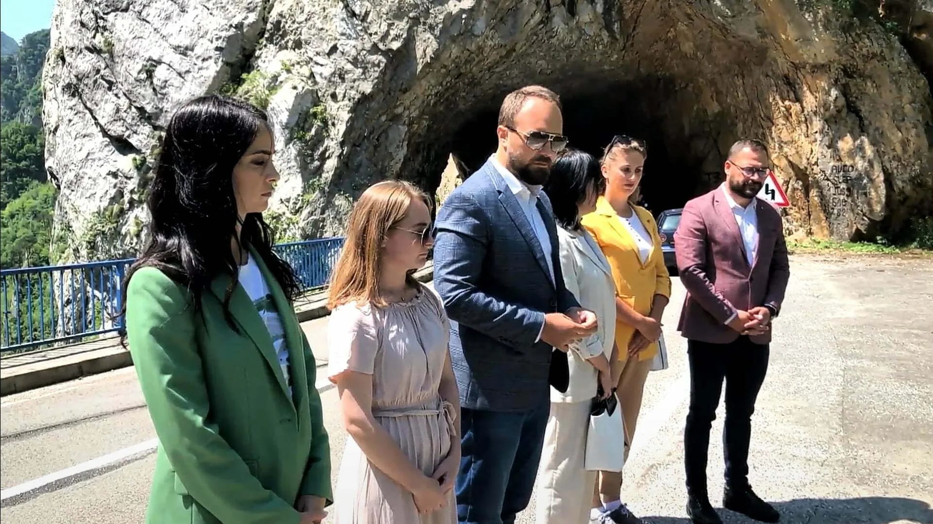 Položeno cvijeće na mjestu ubijene porodice Klapuh u Plužinama