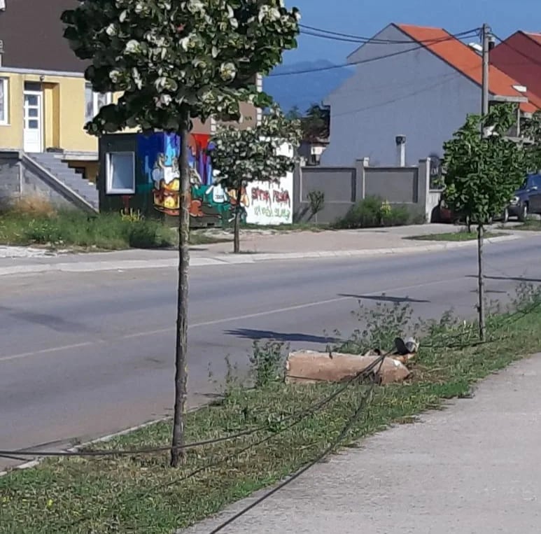 ČITAOCI ŠALJU: Opasnost - polomljen stub od rasvjete