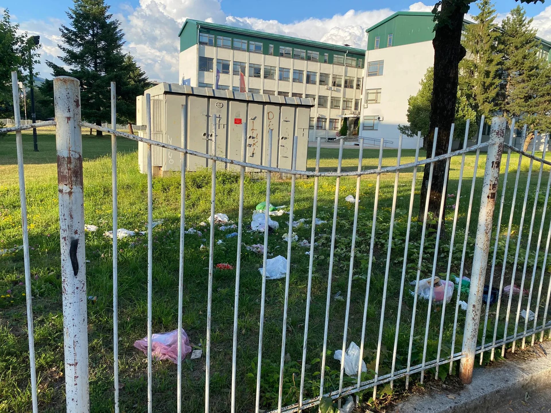 ČITAOCI ŠALJU: Otpad u dvorištu Filozofskog fakulteta