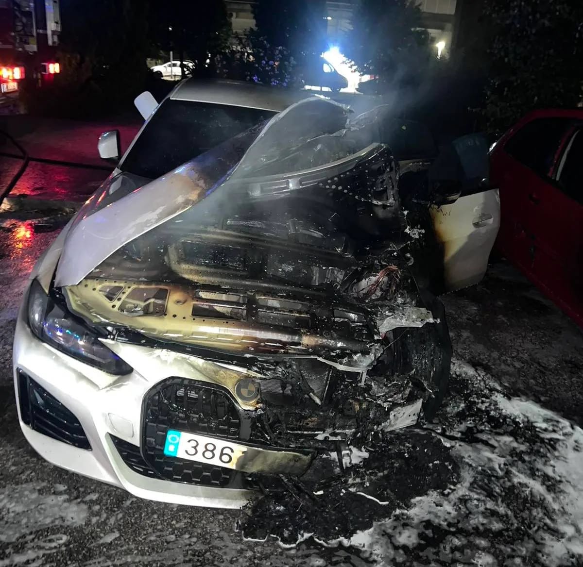 U požaru oštećena dva automobila