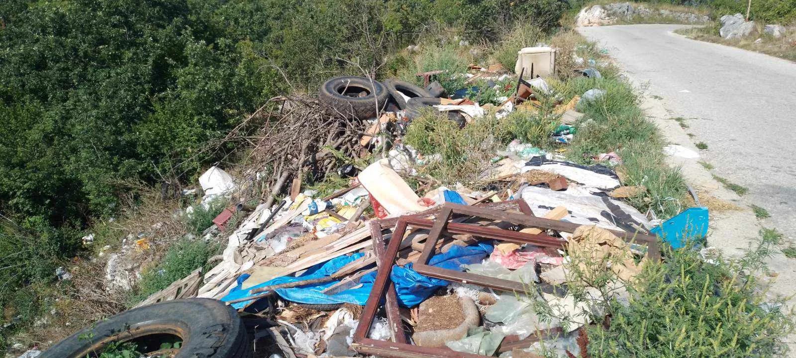 Deponije uz put Nikšić-Golija: Ostavljeni leševi životinja, razne vrste otpada…