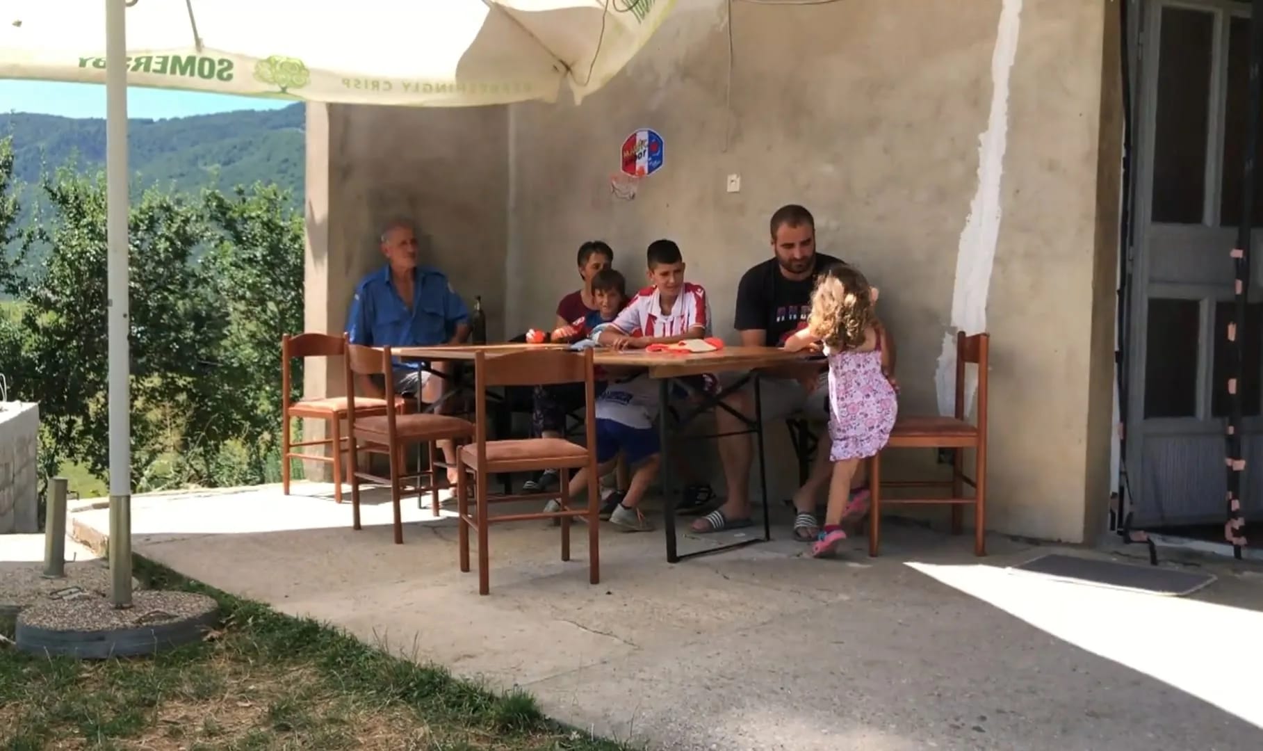 Luburići se vratili na selo: Zašto da idemo kad može lijepo da se živi