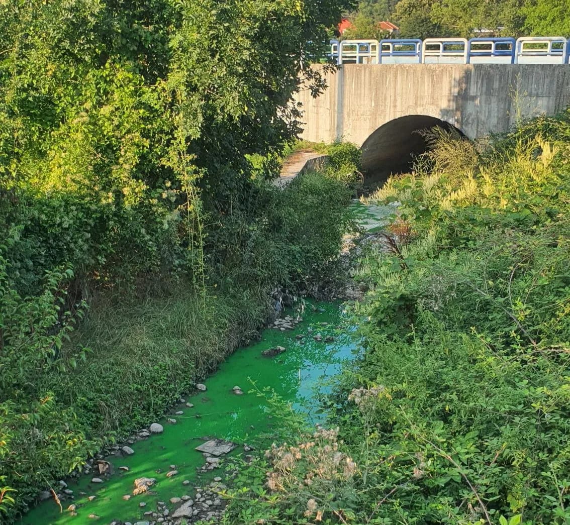 Zelena tečnost izliva se u Mrkošnicu, Vodovod: Zahtjev i fotografije proslijeđeni Komunalnoj inspekciji