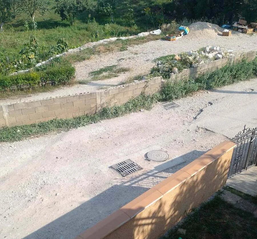 ČITAOCI ŠALJU: Pola godine čekaju asfaltiranje 30 metara puta
