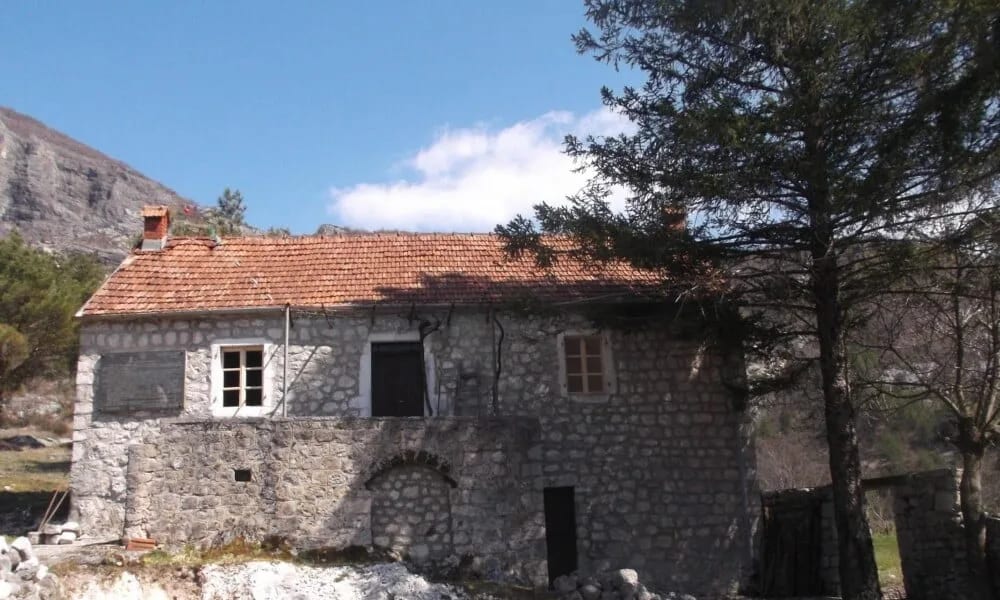 UBNOR i antifašisti Nikšića uredili dvorište i prilaz kući Save Kovačevića