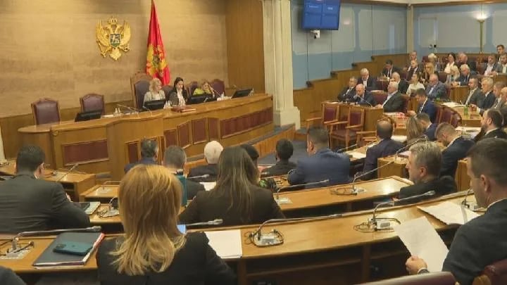 Plate bivšim poslanicima mogle bi građane koštati skoro milion eura