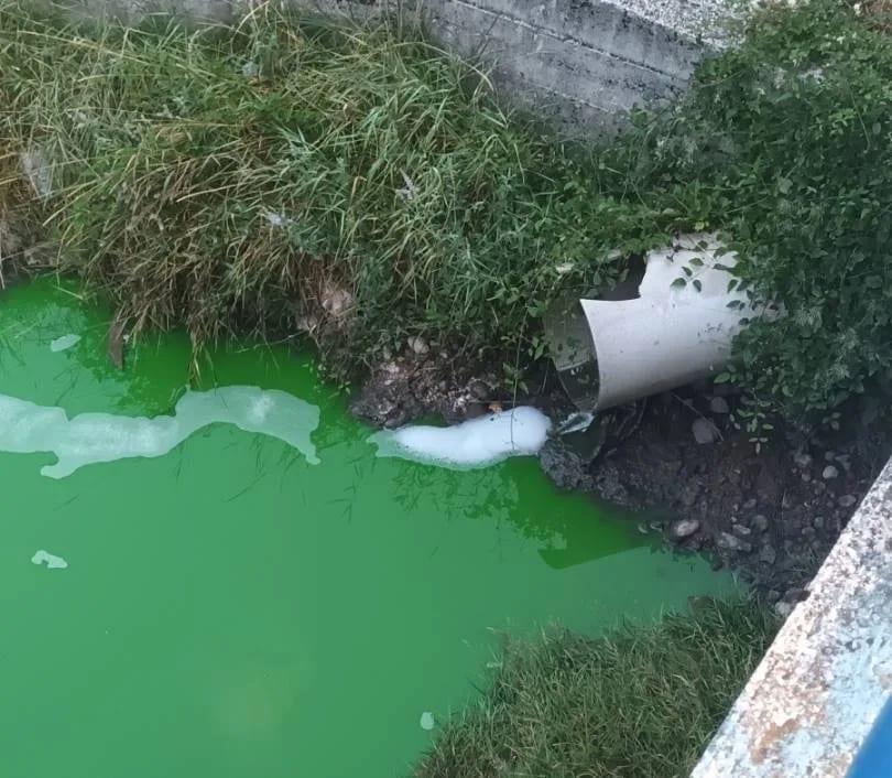 ČITAOCI ŠALJU: Zelena tečnost se preko kanalizacione cijevi izliva u Mrkošnicu