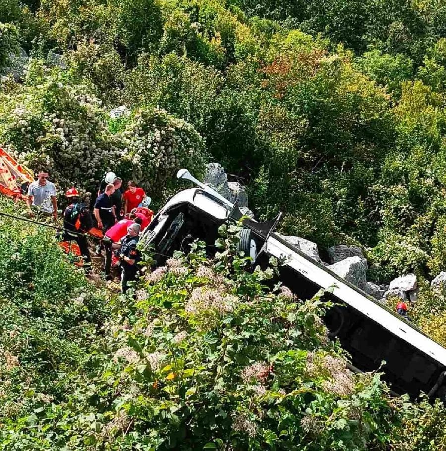 Cetinje - Budva: Autobus "Papović" sletio sa puta, stradale dvije osobe, više povrijeđenih