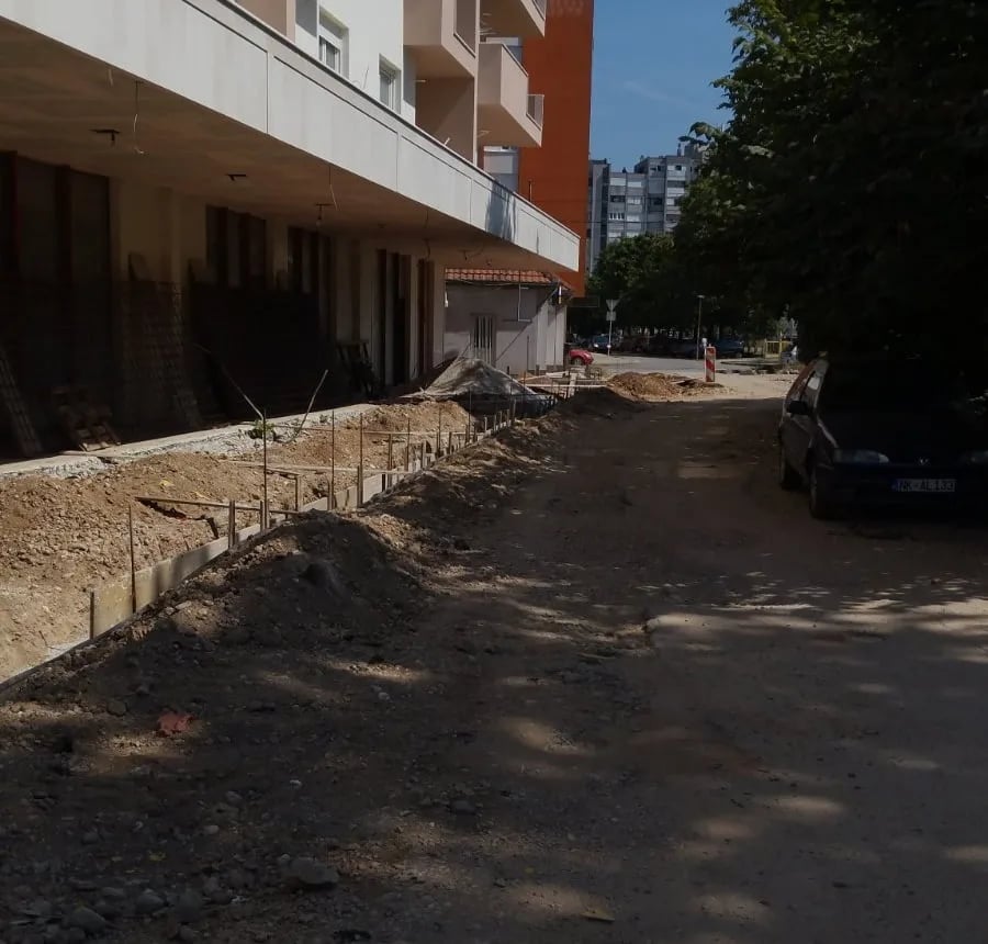 (FOTO) Stanari Ulice Živka Nikolića: Živimo na gradilištu i strahujemo kad će nesto da nam padne na glavu