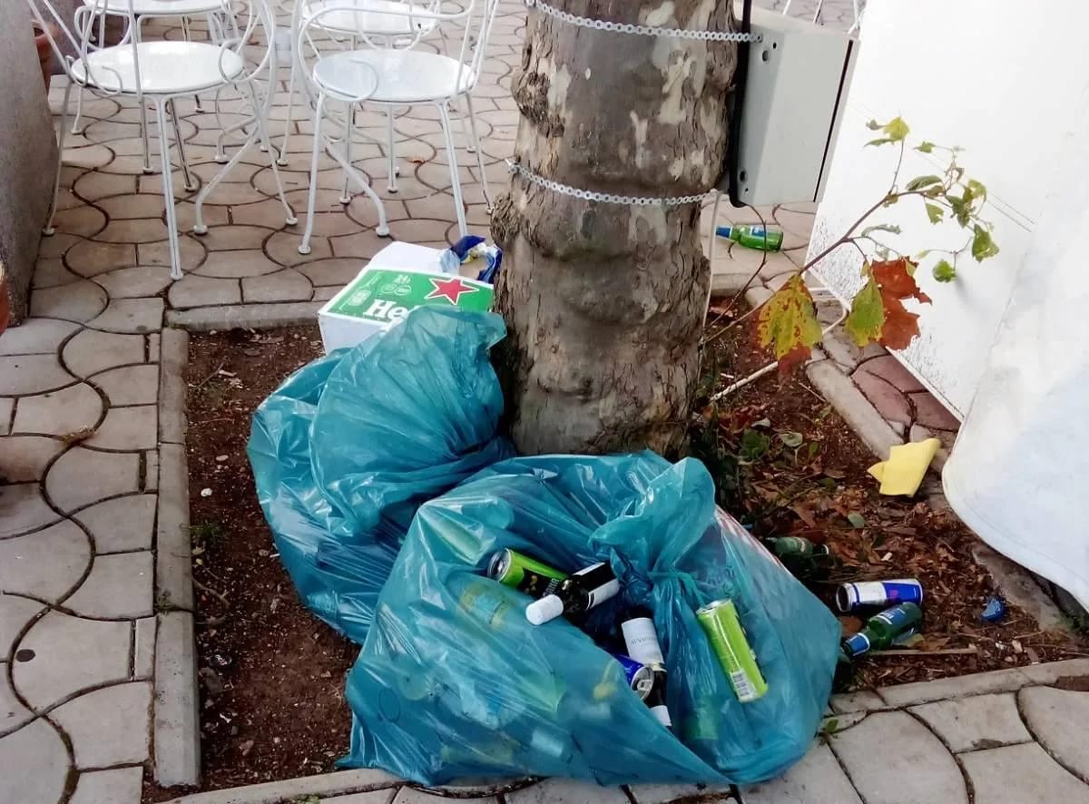 ČITAOCI ŠALJU: Ne ostavljati kese otpada na terasi lokala