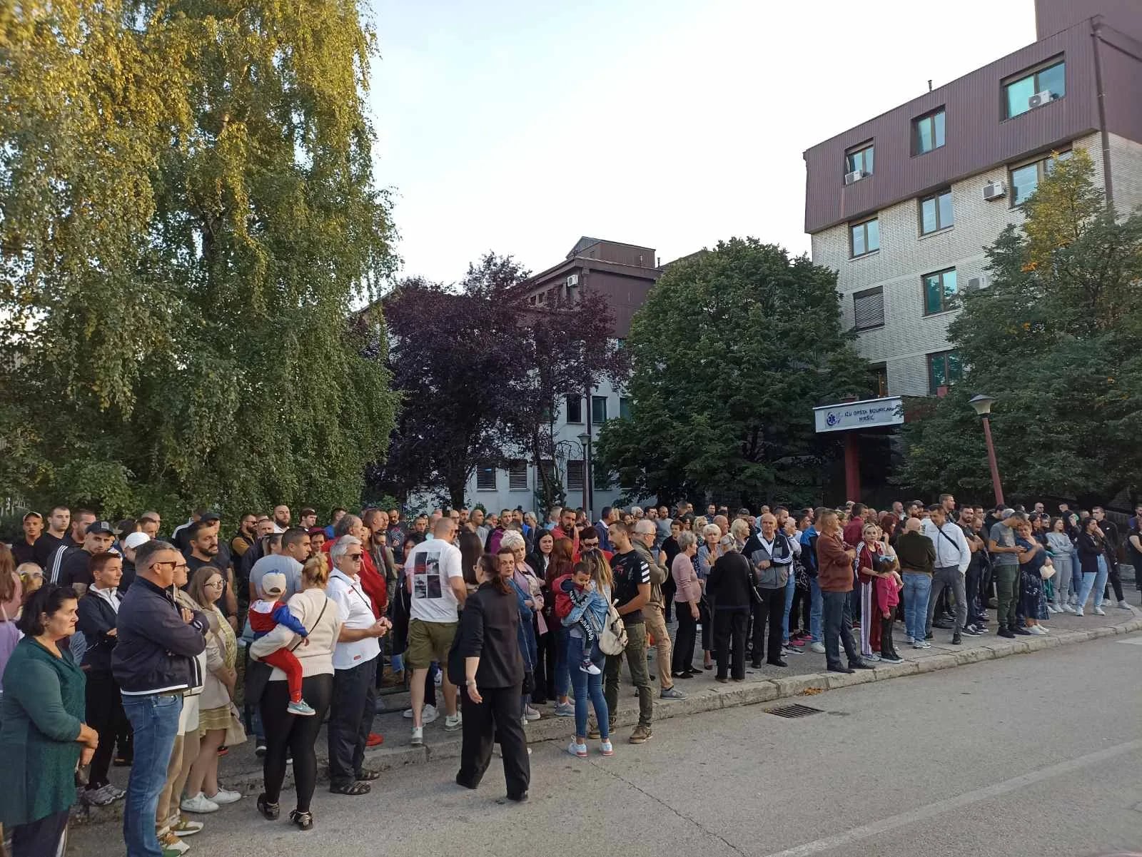 VIDEO: Protest i incident ispred bolnice, građani pokušali da uđu na Infektivno odjeljenje