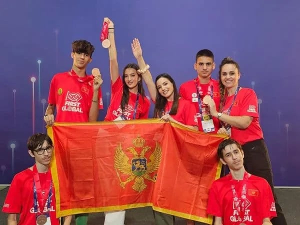 Mladi crnogorski robotičari osvojili treće mjesto na Olimpijadi u Singapuru