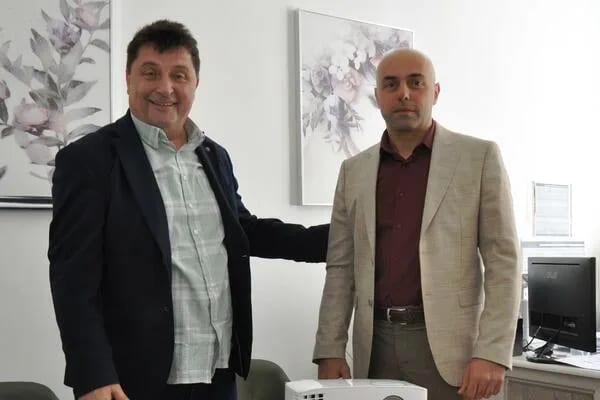 Porodica Božidara Tadića poklonila kino projektor Obrazovnom centru u Plužinama