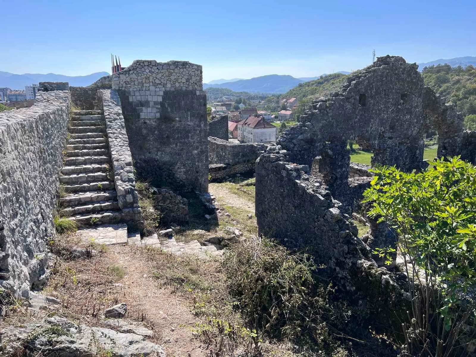 (FOTO) "Oslobodili" od korova šetne staze oko Bedema
