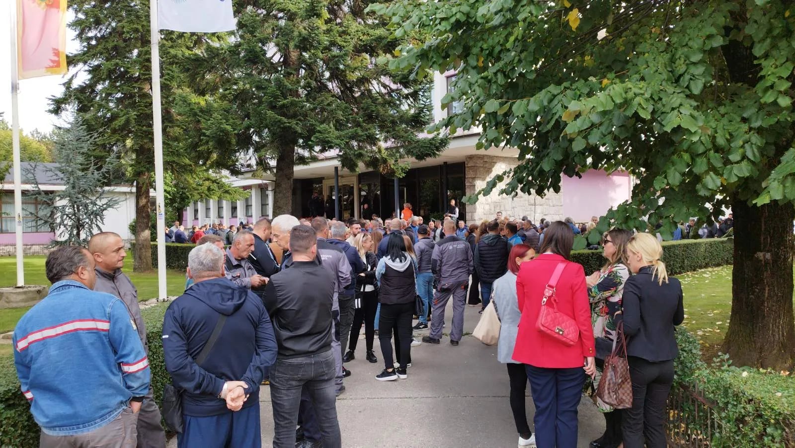 Radnici Željezare ispred EPCG: "Želimo da znamo šta planiraju sa nama"
