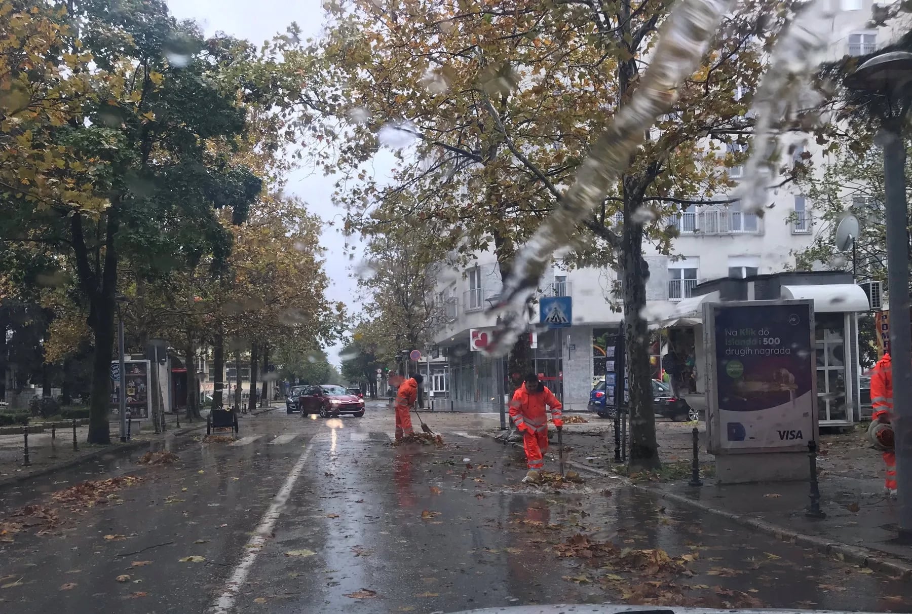 ČITAOCI ŠALJU: Radnici gradske čistoće i po olujnom nevremenu na radnom zadatku