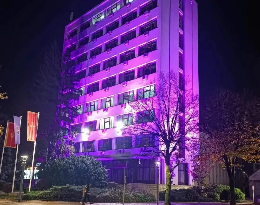 Zgrada Opštine u ljubičastoj boji povodom Dana prijevremeno rođene djece