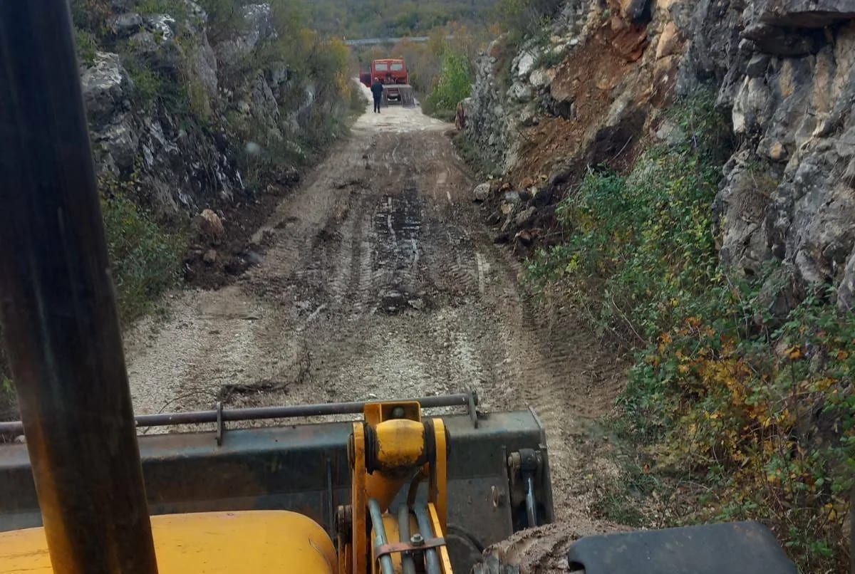 Opštinske mašine uklonile odron, prohodan put do sela Balosave