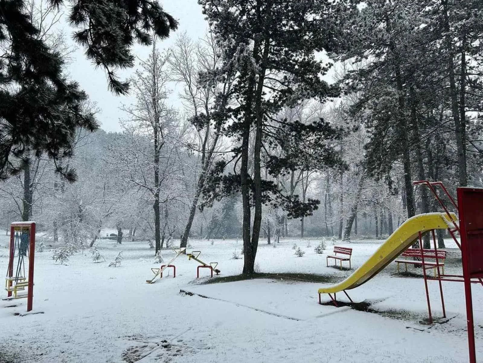 (FOTO) Nikšić pod sniježnim pokrivačem